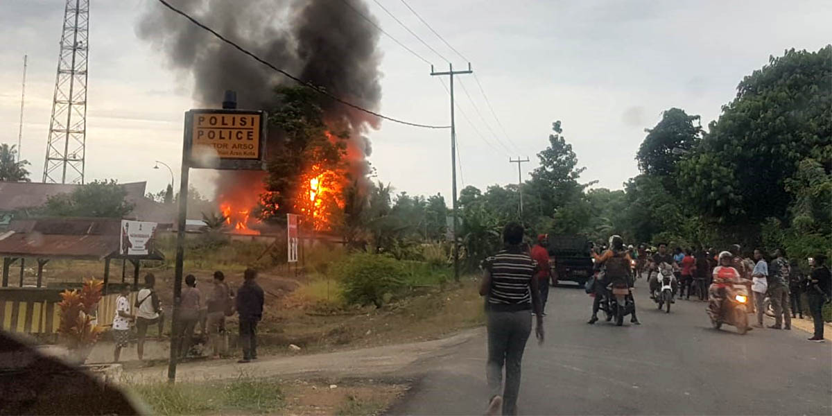 Kantor pemerintahan Kabupaten Keerom yang dibakar massa pada Kamis (01/10/2020), lantaran kecewa dengan hasil pengumuman seleksi CPNS Formasi 2018,.